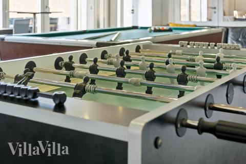 Lyxstuga 681 för 17 personer har ett stort aktivitetsrum med bl.a. biljard och dart