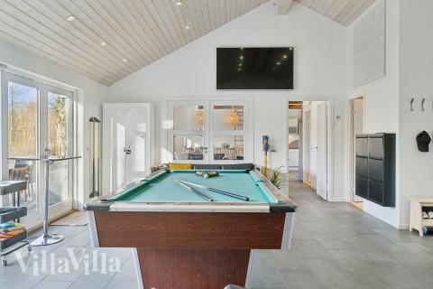 Förutom de många timmar som du kan tillbringa i stugans poolavdelning erbjuder lyxstuga 681 även biljard, bordtennis och dart