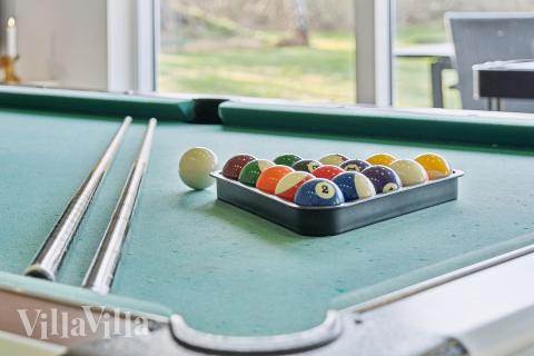 Tävla i sommarhusets aktivitetsrum när ni besöker lyxhus nr 681 i Nordsjälland.