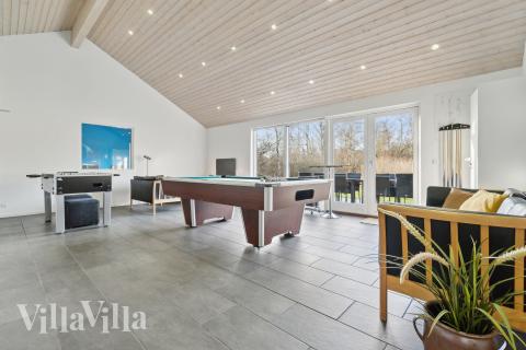 Aktivitetsrum i lyxstuga nr 681 med 6 sovrum och plats för 17 personer.