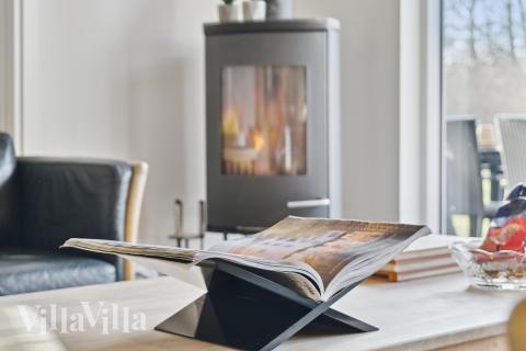 I soffhörnan i lyxstuga 681 i Nordsjälland kan ni spela brädspel eller titta på film tillsammans.