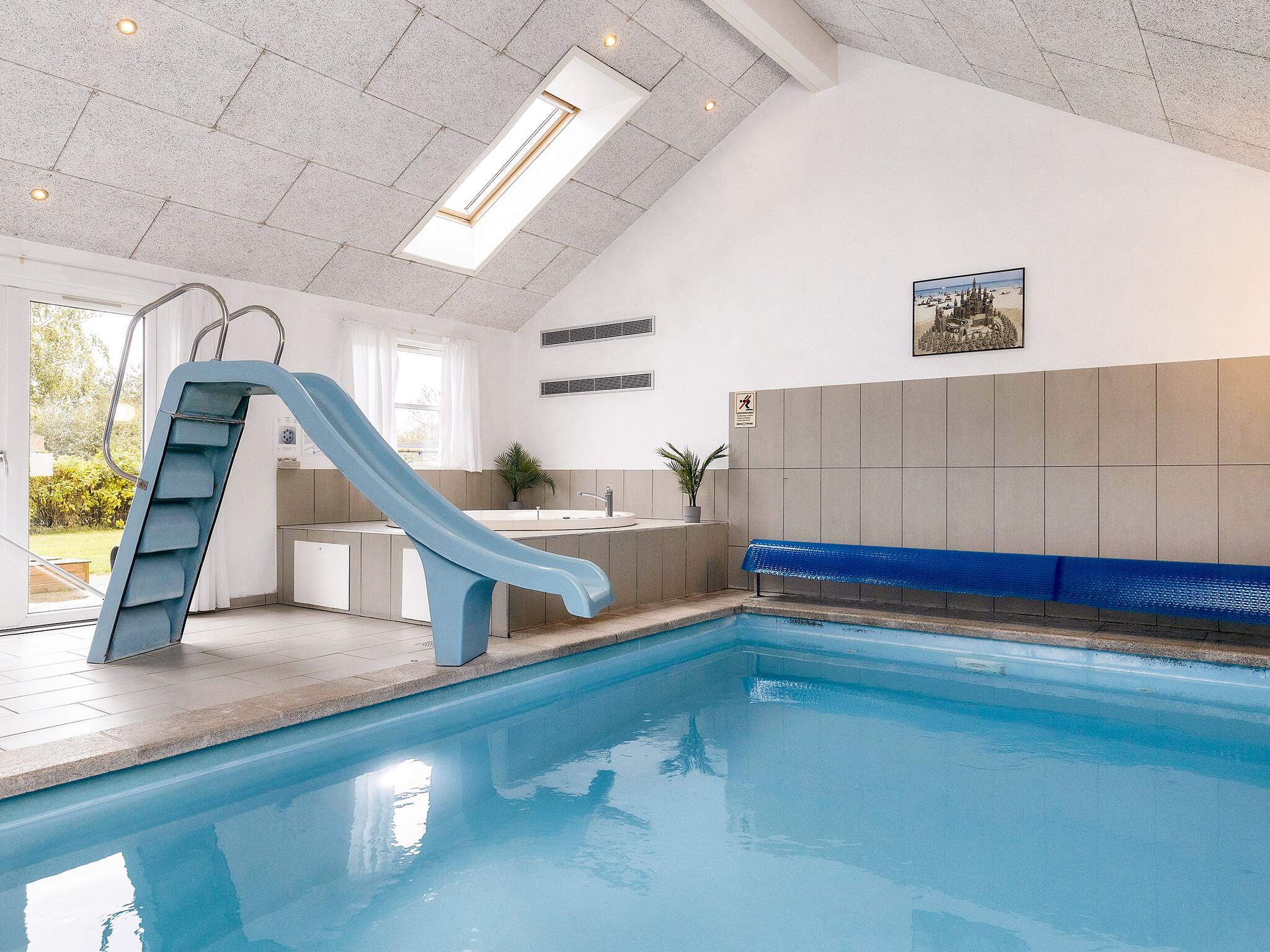 Sommarstuga 218 är inredd med en smakfull poolavdelning som har vattenrutschbana, ett stort inbyggt spapad och bastu
