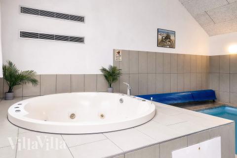 Njut av spabadets värme i lyxstuga nr 218 i Lolland/Falster/Møn