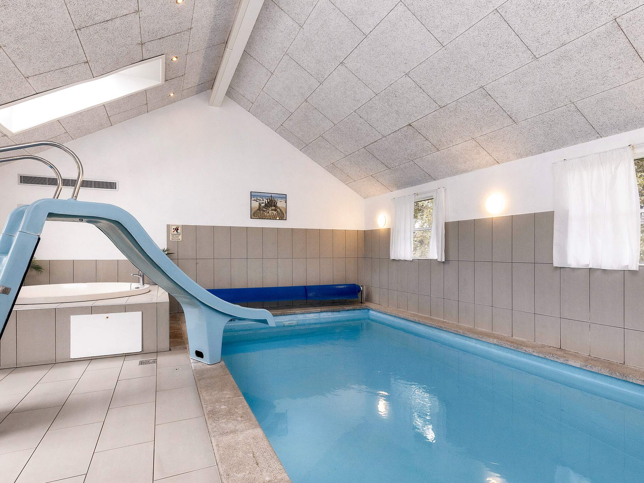 Den härliga poolen i lyxstuga nr 218 för 18 personer