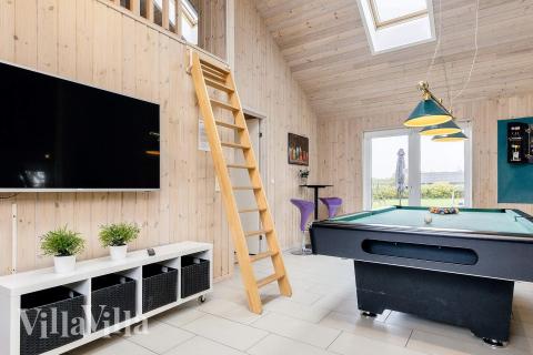 Förutom de många timmar som du kan tillbringa i stugans poolavdelning erbjuder lyxstuga 218 även biljard, bordtennis och dart