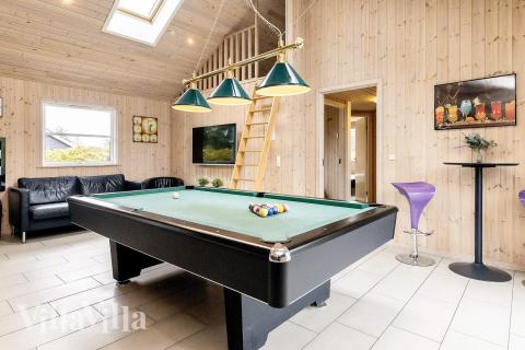 Lyxstuga 218 för 18 personer har ett stort aktivitetsrum med bl.a. biljard och dart