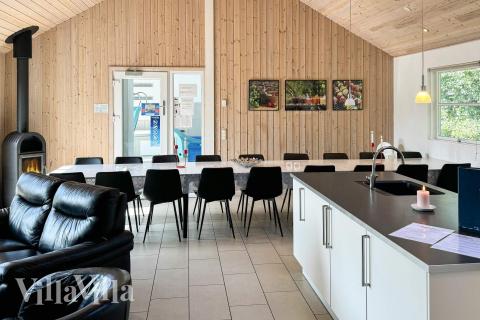 Det stora ljusa vardagsrummet i lyxstuga nr 218 för 18.