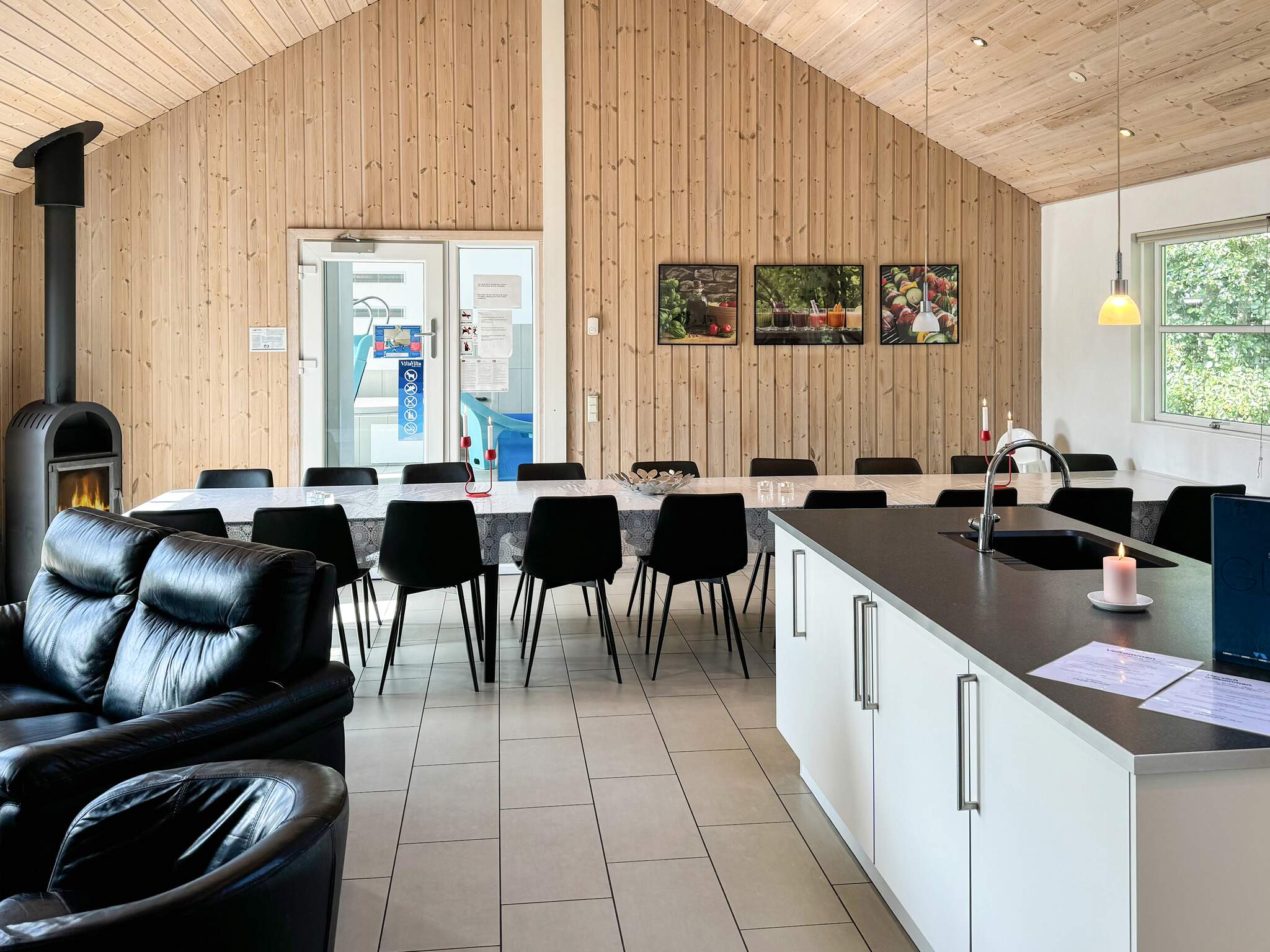 Det stora ljusa vardagsrummet i lyxstuga nr 218 för 18.
