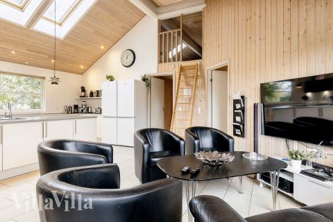 Vardagsrummet i lyxstuga nr. 218 har plats för 18 personer.