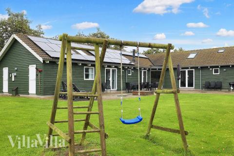 Till den trevliga sommarstugan nr 218 i Lolland/Falster/Møn erbjuds en mängd utomhusaktiviteter, t.ex. lektorn och gungor