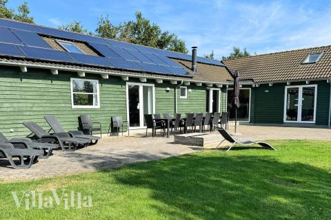 Njut av en grillkväll på terrassen i lyxstuga nr 218 i Lolland/Falster/Møn