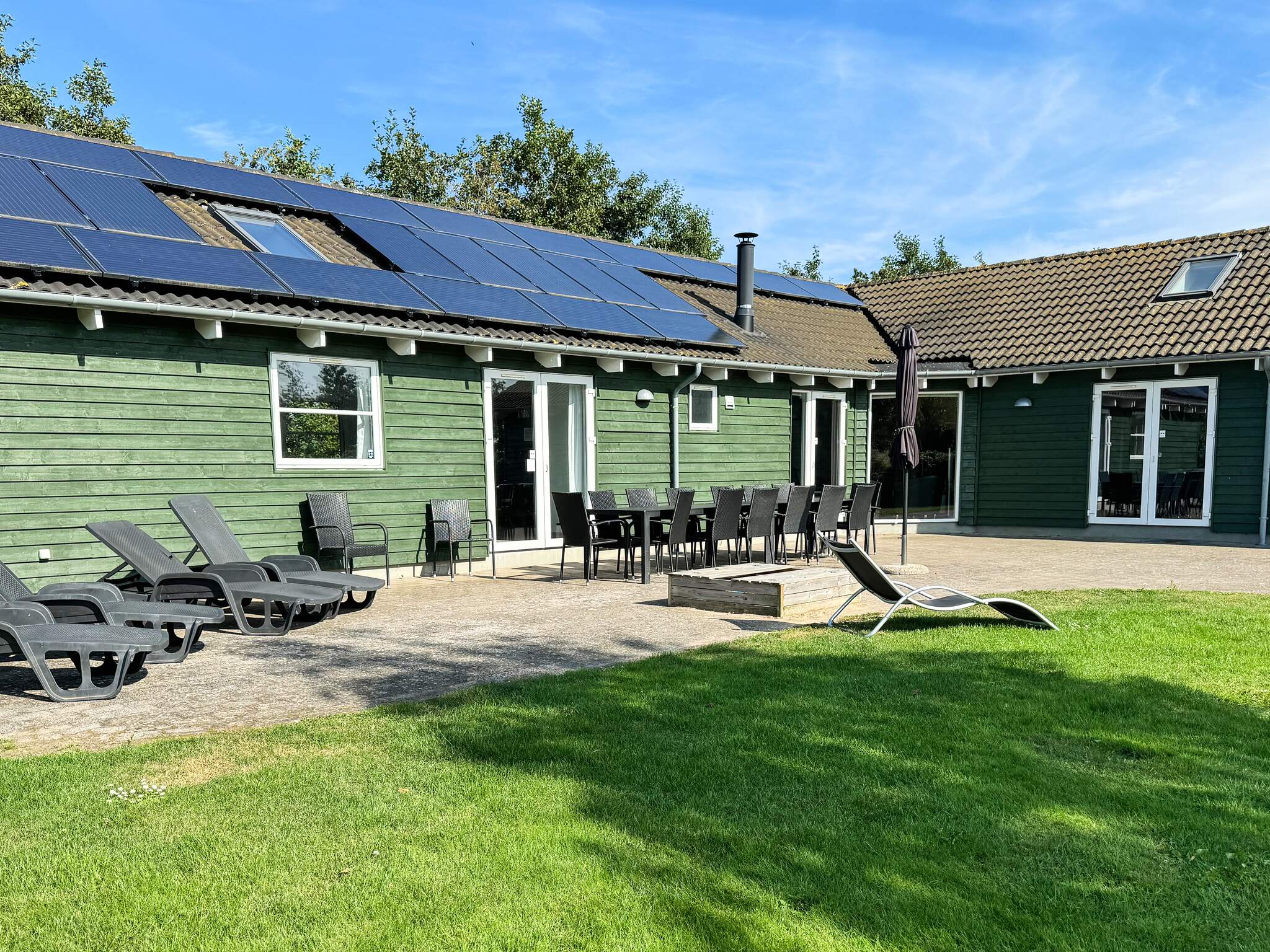 Njut av en grillkväll på terrassen i lyxstuga nr 218 i Lolland/Falster/Møn