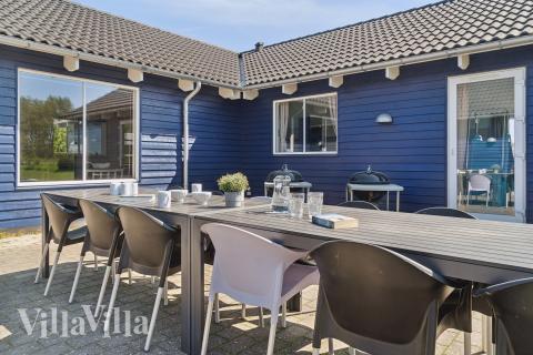 Lyxstuga nr 314 har en härlig terrass med sköna trädgårdsmöbler för 20 personer.