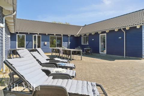 Njut av en grillkväll på terrassen i lyxstuga nr 314 i Lolland/Falster/Møn