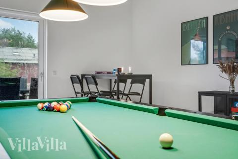 Lyxstuga 692 för 12 personer har ett stort aktivitetsrum med bl.a. biljard och dart