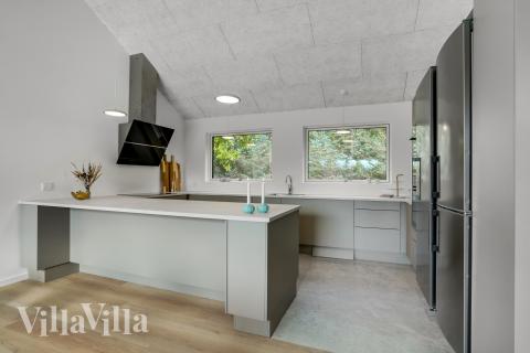 Köket i lyxstuga nr 692 är utrustat så att ni kan laga mat till 12 personer.