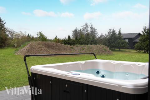 Njut av spabadets värme i lyxstuga nr 692 i Nordjylland