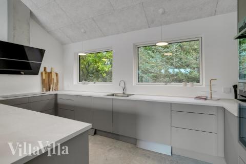 Välinrett kök i lyxstuga nr 692 i Nordjylland.