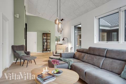 Soffhörnan i lyxstuga 692 i Nordjylland.