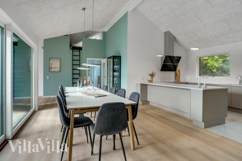 Det stora ljusa vardagsrummet i lyxstuga nr 692 för 12.