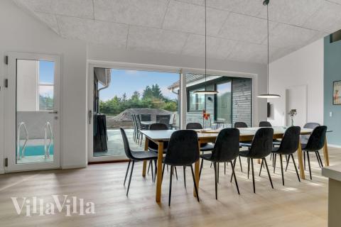 Vardagsrummet i lyxstuga nr. 692 har plats för 12 personer.