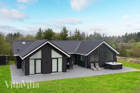 Den praktfulla poolstugan nr 692 med plats för 12 personer ligger i Nordjylland