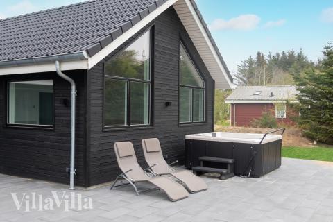 Lyxstuga nr 692 erbjuder bland annat ett härligt spabad