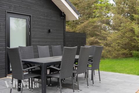 Lyxstuga nr 692 har en härlig terrass med sköna trädgårdsmöbler för 12 personer.