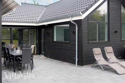 Njut av en grillkväll på terrassen i lyxstuga nr 692 i Nordjylland