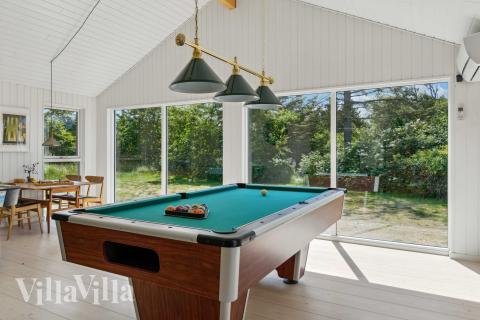 Förutom de många timmar som du kan tillbringa i stugans poolavdelning erbjuder lyxstuga 691 även biljard, bordtennis och dart