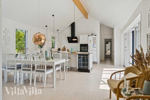 Det stora ljusa vardagsrummet i lyxstuga nr 691 för 10.