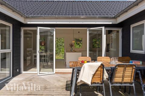 Njut av en grillkväll på terrassen i lyxstuga nr 691 i Nordjylland