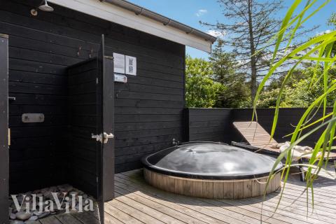 Njut av spabadets värme i lyxstuga nr 691 i Nordjylland