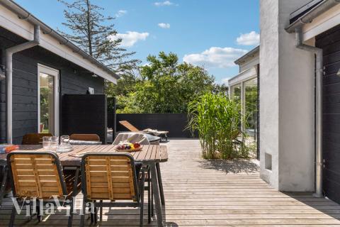 På terrassen i sommarhus nr 691 finns det plats för upp till 10 gäster.