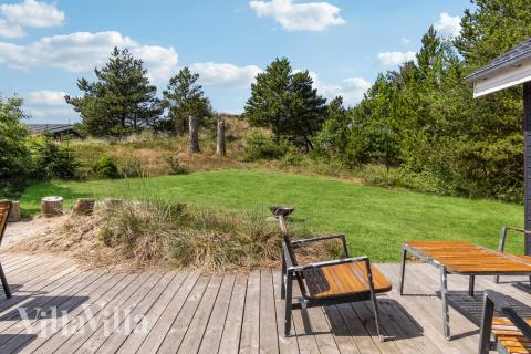 Stor terrass i lyxstuga nr 691 i Nordjylland.