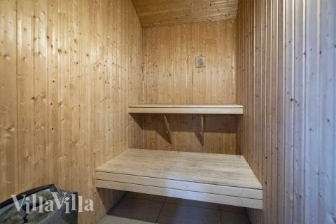 Njut av bastuvärmen i lyxstuga nr 275 för 18 personer