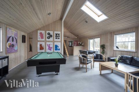 Aktivitetsrum i lyxstuga nr 275 med 7 sovrum och plats för 18 personer.