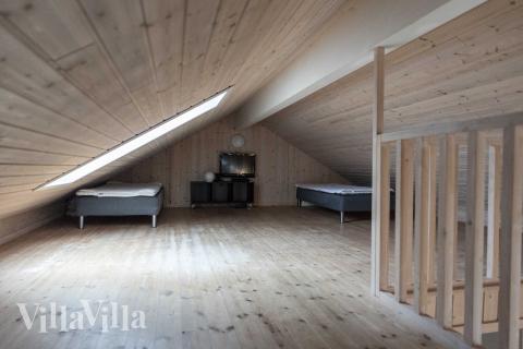 Några av de 18 sovplatserna finns på loftet i lyxstuga nr 275