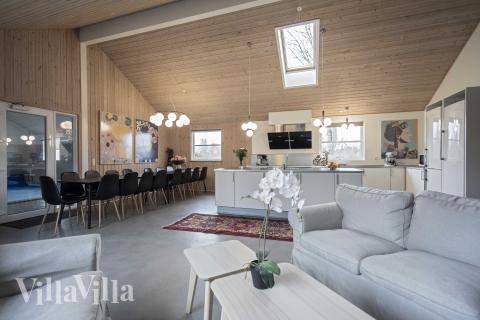 I soffhörnan i lyxstuga 275 i Nordsjälland kan ni spela brädspel eller titta på film tillsammans.