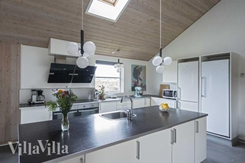 Köket i lyxstuga nr 275 är utrustat så att ni kan laga mat till 18 personer.