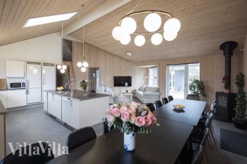 Vardagsrummet i lyxstuga nr. 275 har plats för 18 personer.