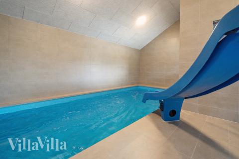 Sommarstuga 663 är inredd med en smakfull poolavdelning som har vattenrutschbana, ett stort inbyggt spapad och bastu