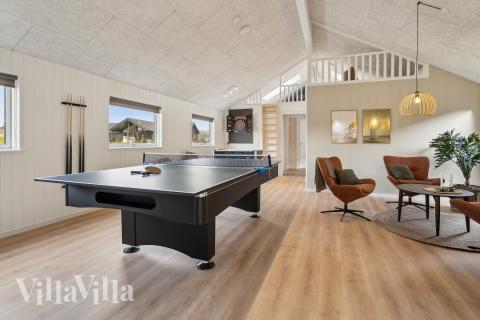 Förutom de många timmar som du kan tillbringa i stugans poolavdelning erbjuder lyxstuga 663 även biljard, bordtennis och dart