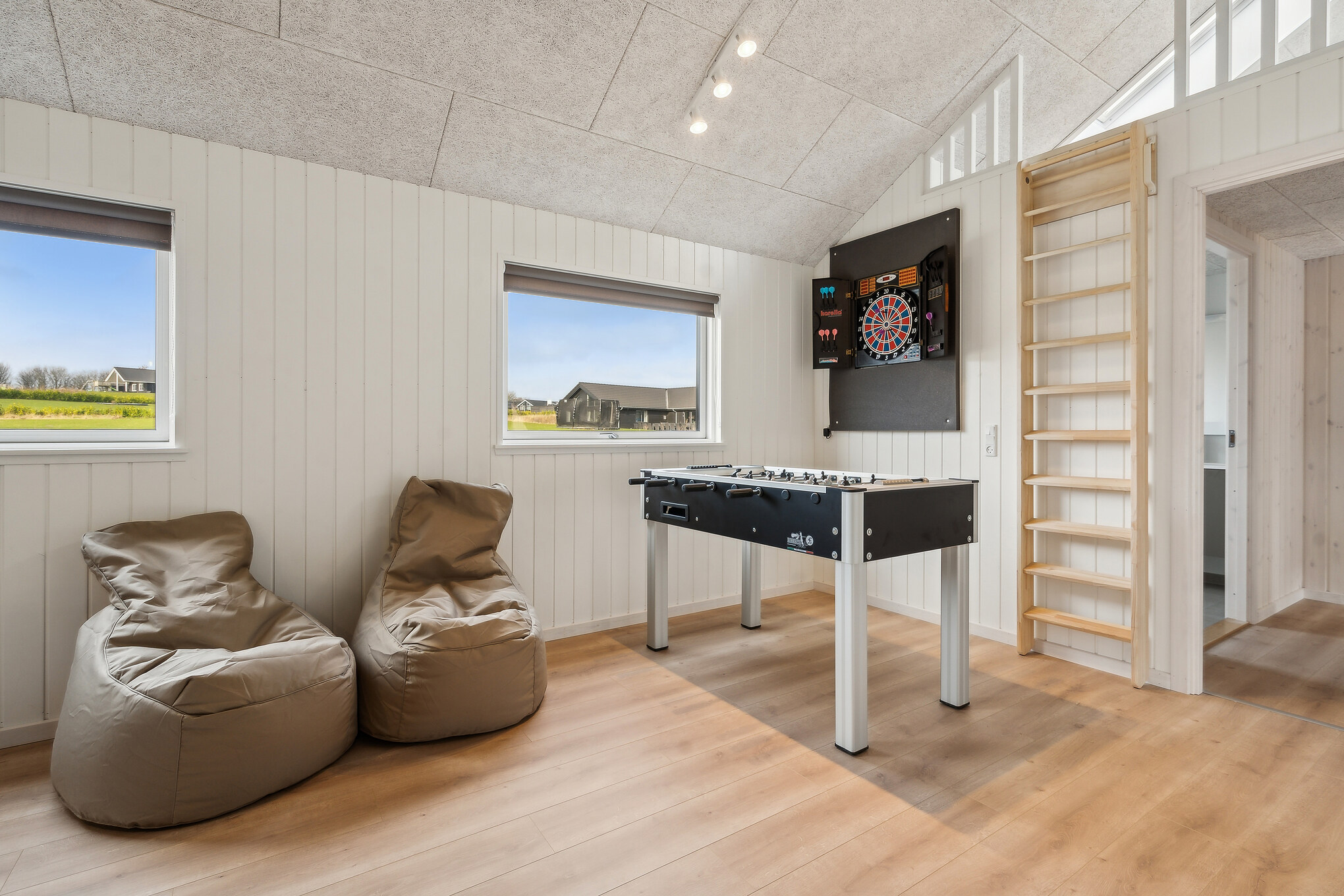 Tävla i sommarhusets aktivitetsrum när ni besöker lyxhus nr 663 i Sydjylland.