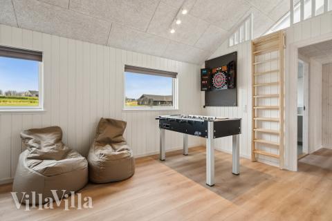 Tävla i sommarhusets aktivitetsrum när ni besöker lyxhus nr 663 i Sydjylland.