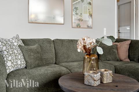 I soffhörnan i lyxstuga 663 i Sydjylland kan ni spela brädspel eller titta på film tillsammans.