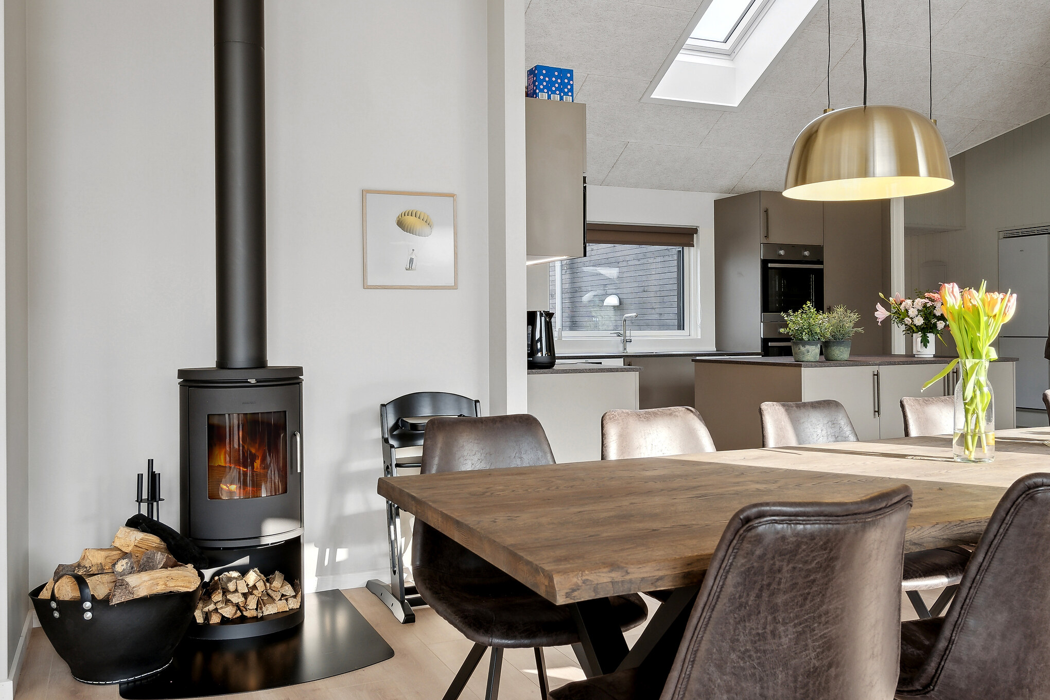 Det stora ljusa vardagsrummet i lyxstuga nr 663 för 18.