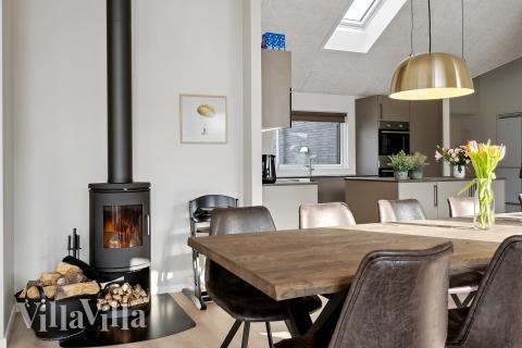 Det stora ljusa vardagsrummet i lyxstuga nr 663 för 18.