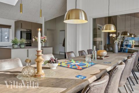 Vardagsrummet i lyxstuga nr. 663 har plats för 18 personer.