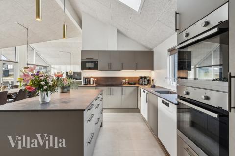 Köket i lyxstuga nr 663 är utrustat så att ni kan laga mat till 18 personer.